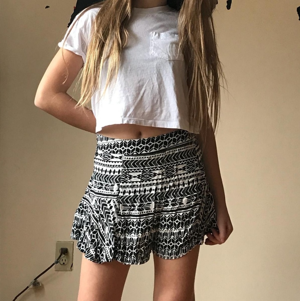 Short-skirt black and white